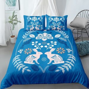 Parure de lit bleue motif lapins. Bonne qualité, confortable et à la mode sur un lit dans une maison