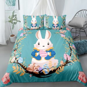 Parure de lit bleue avec imprimé lapin tenant un œuf de pâque. Bonne qualité, confortable et à la mode sur un lit dans une maison