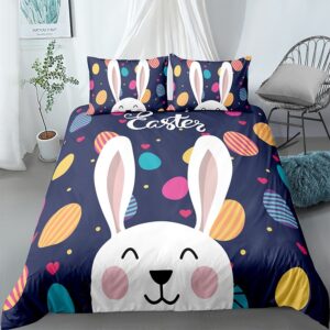 Parure de lit bleue avec imprimé coloré et tête de lapin. Bonne qualité, confortable et à la mode sur un lit dans une maison