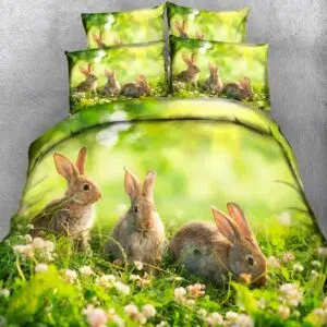 Parure de lit de trois lapins sur la prairie. Bonne qualité, confortable et à la mode sur un lit dans une maison