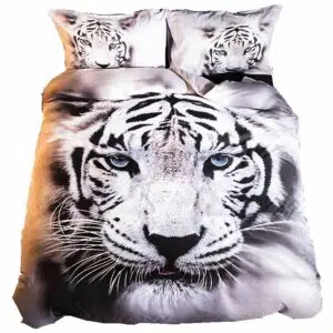 Parure de lit tête de tigre noir et blanc. Bonne qualité, confortable et à la mode sur un lit dans une maison
