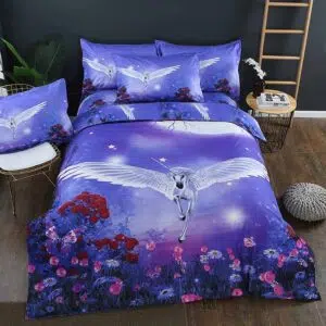 Parure de lit violette à motif licorne et fleurs. Bonne qualité, confortable et à la mode sur un lit dans une maison