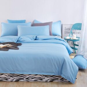 Parure de lit bleue à motif zèbre. Bonne qualité, confortable et à la mode sur un lit dans une maison