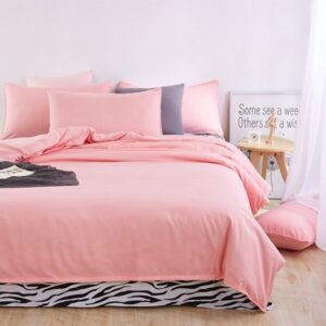 Parure de lit rose pêche motif zèbre. Bonne qualité, confortable et à la mode sur un lit dans une lmaison