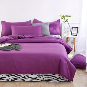 Parure de lit violette à motif zèbre. Bonne qualité, confortable et à la mode sur un lit dans une maison