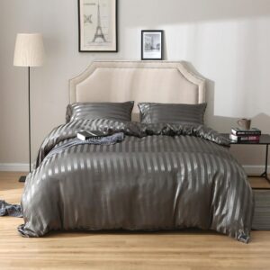 Parure de lit grise rayée ton sur ton. Bonne qualité, confortable et à la mode sur un lit dans une maison