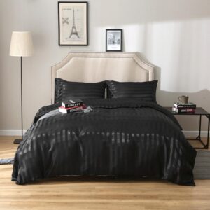 Parure de lit noir rayée ton sur ton. Bonne qualité, confortable et à la mode sur un lit dans une maison