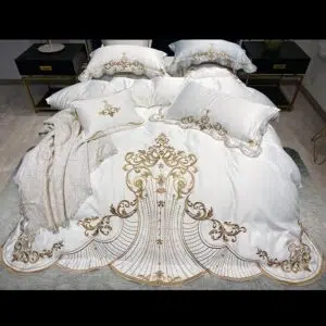 Parure de lit blanche brodée en satin de soie et coton. Bonne qualité, confortable et à la mode sur un lit dans une maison