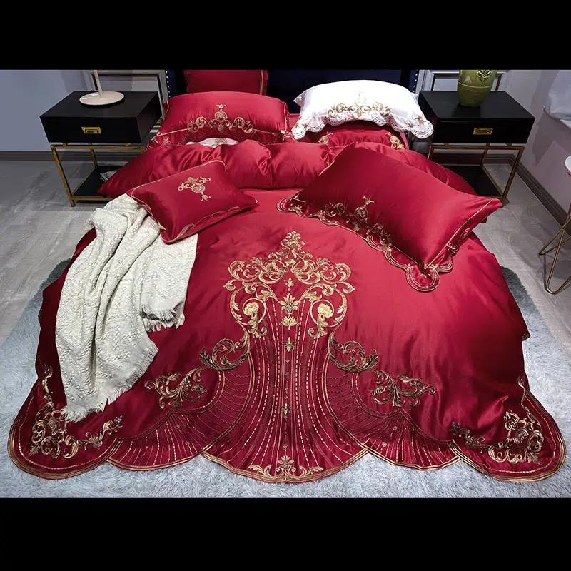 Parure de lit rouge brodée en satin de soie et coton. Bonne qualité, confortable et à la mode sur un lit dans une maison