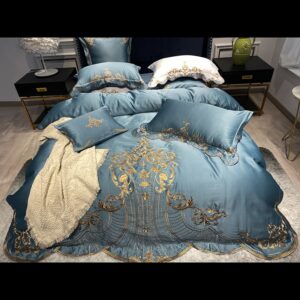 Parure de lit bleue brodée en satin de soie et coton. Bonne qualité, confortable et à la mode sur un lit dans une maison