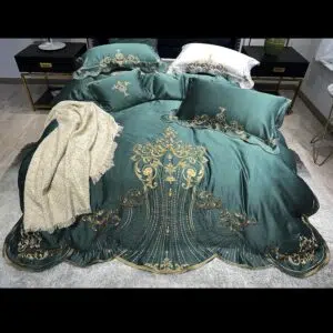 Parure de lit verte brodée en satin de soie et coton. Bonne qualité, confortable et à la mode sur un lit dans une maison