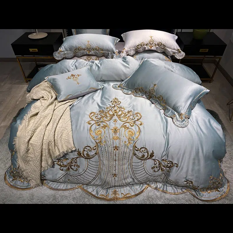 Parure de lit grise brodée en satin de soie et coton. Bonne qualité, confortable et à la mode sur un lit dans une maison