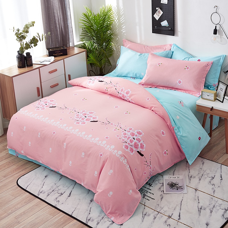 Parure de lit fleurie rose en coton. Bonne qualité, confortable et à la mode sur un lit avec un tapis dans une maison