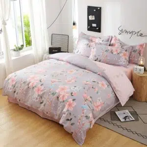 Parure de lit grise en coton motif floral. Bonne qualité, confortable et à la mode sur un lit dans une maison