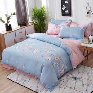 Parure de lit bleu-gris en coton avec imprimé fleuri. Bonne qualité, confortable et à la mode sur un lit dans une maison