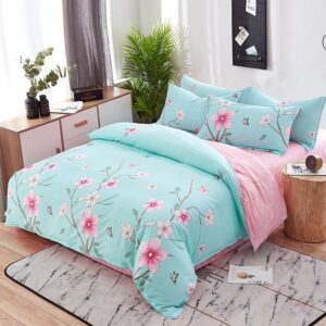 Parure de lit bleu ciel en coton motif floral. Bonne qualité, confortable et à la mode sur un lit dans une maison