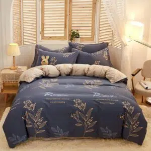 Parure de lit bleu profond inscription Romantic. Bonne qualité, confortable et à la mode sur un lit dans une maison