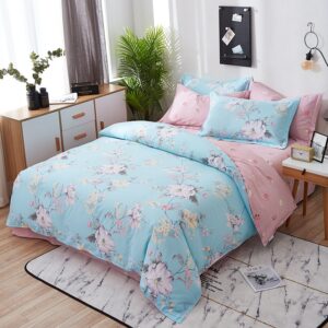 Parure de lit bleue et rose motif fleurs. Bonne qualité, confortable et à la mode sur un lit dans une maison