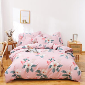 Parure de lit rose avec motif fleurs en coton. Bonne qualité, confortable et à la mode sur un lit dans une maison