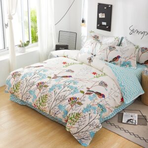 Parure de lit blanche en coton à motif oiseaux et fleurs. Bonne qualité, confortable et à la mode sur un lit dans une maison