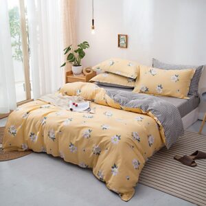 Parure de lit jaune sable en coton avec imprimé fleuri. Bonne qualité, confortable et à la mode sur un lit dans une maison