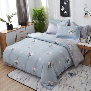 Parure de lit bleu-gris en coton à motif floral. Bonne qualité, confortable et à la mode sur un lit dans une maison