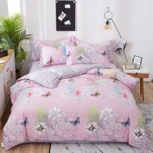 Parure de lit rose motif fleurs et papillons. Bonne qualité, confortable et à la mode sur un lit dans une maison