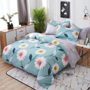 Parure de lit bleue avec imprimé fleuri blanc. Bonne qualité, confortable et à la mode sur un lit dans une maison