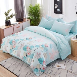 Parure de lit fleurie bleu clair en coton. Bonne qualité, confortable et à la mode sur un lit dans une maison