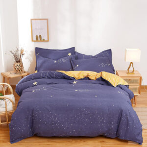 Parure de lit bleu nuit avec imprimé étoile en coton. Bonne qualité, confortable et à la mode sur un lit dans une maison