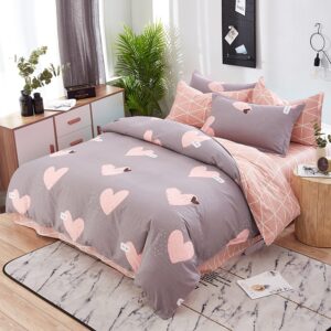 Parure de lit grise à motif cœur en coton. Bonne qualité, confortable et à la mode sur un lit dans une maison