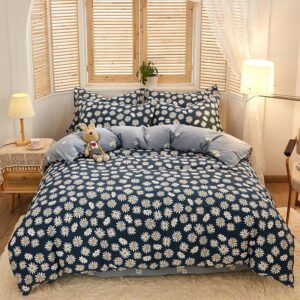 Parure de lit bleu profond à motif floral en coton. Bonne qualité, confortable et à la mode sur un lit dans une maison