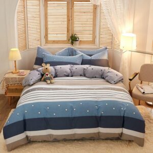 Parure de lit à rayures multicolores en coton. Bonne qualité, confortable et à la mode sur un lit dans une maison