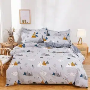 Parure de lit grise en coton à motif montagne. Bonne qualité, confortable et à la mode sur un lit dans une maison