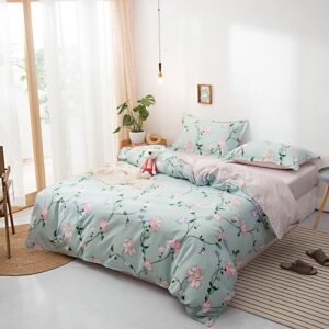 Parure de lit vert-gris en coton à motif floral. Bonne qualité, confortable et à la mode sur un lit dans une maison