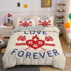 Parure de lit blanche motif cœur et inscription LOVE FOREVER. Bonne qualité, confortable et à la mode sur un lit dans une maison