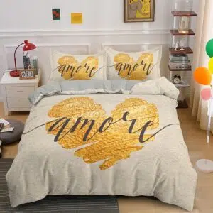 Parure de lit blanche à motif cœur doré et inscription AMORE. Bonne qualité, confortable et à la mode sur un lit dans une maison