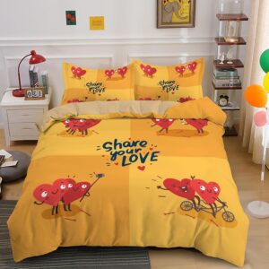Parure de lit jaune avec imprimé cœurs rouges. Bonne qualité, confortable et à la mode sur un lit dans une maison