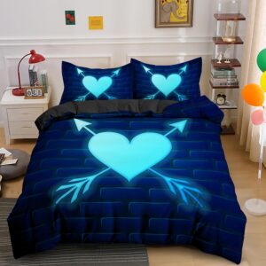 Parure de lit bleue avec motif cœur percé de flèches. Bonne qualité, confortable et à la mode sur un lit dans une maison