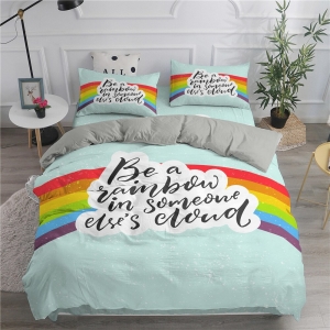 Parure de lit bleu clair motif arc-en-ciel. Bonne qualité, confortable et à la mode sur un lit dans une maison