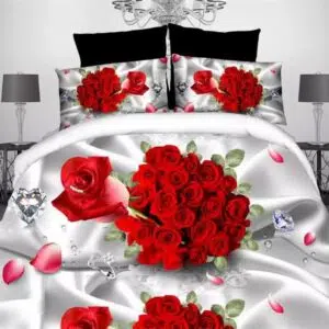 Parure de lit blanche rose rouge. Bonne qualité, confortable et à la mode sur un lit dans une maison