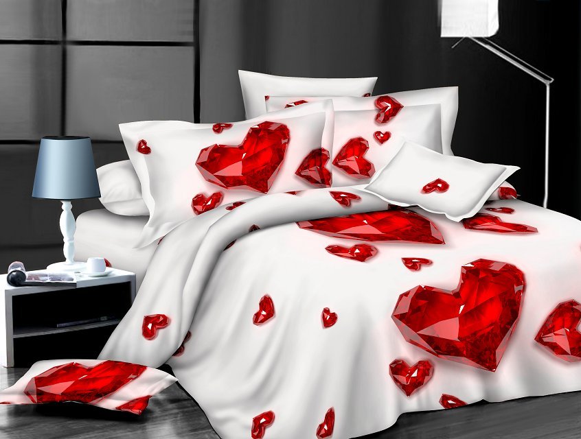 Parure de lit blanche à motif cœur en cristal. Bonne qualité, confortable et à la mode sur un lit dans une maison
