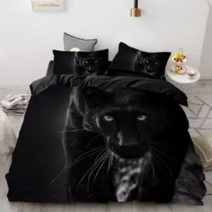 Parure de lit noir motif panthère noire. Bonne qualité, confortable et à la mode sur un lit dans une maison