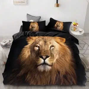 Parure de lit noir à motif lion roux. Bonne qualité, confortable et à la mode sur un lit dans une maison