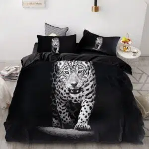 Parure de lit noir avec imprimé léopard noir et blanc. Bonne qualité, confortable et à la mode sur un lit dans une maison