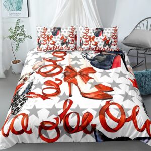 Parure de lit blanche avec imprimé escarpin à talon. Bonne qualité, confortable et à la mode sur un lit dans une maison