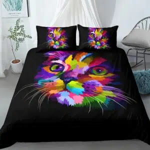Parure de lit noir à motif tête de chat coloré. Bonne qualité, confortable et à la mode sur un lit dans une maison