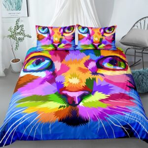 Parure de lit colorée motif tête de chat. Bonne qualité, confortable et à la mode sur un lit dans une maison