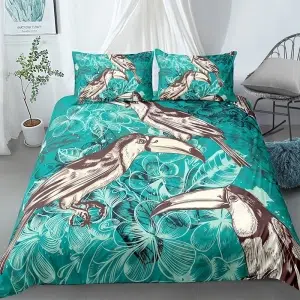 Parure de lit verte à motif toucan et fleurs. Bonne qualité, confortable et à la mode sur un lit dans une maison