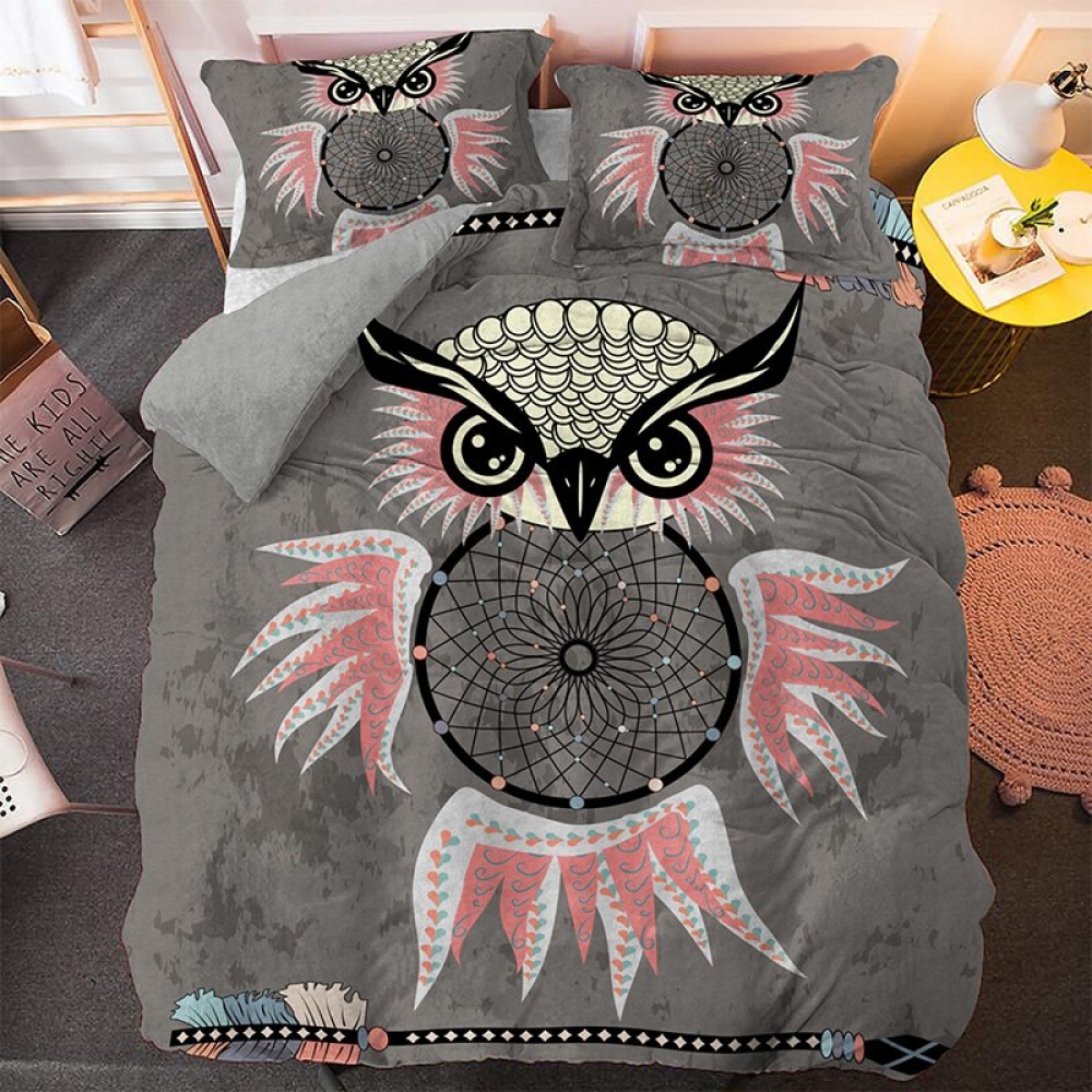 Parure de lit grise à motif hibou. Bonne qualité, confortable et à la mode sur un lit dans une maison